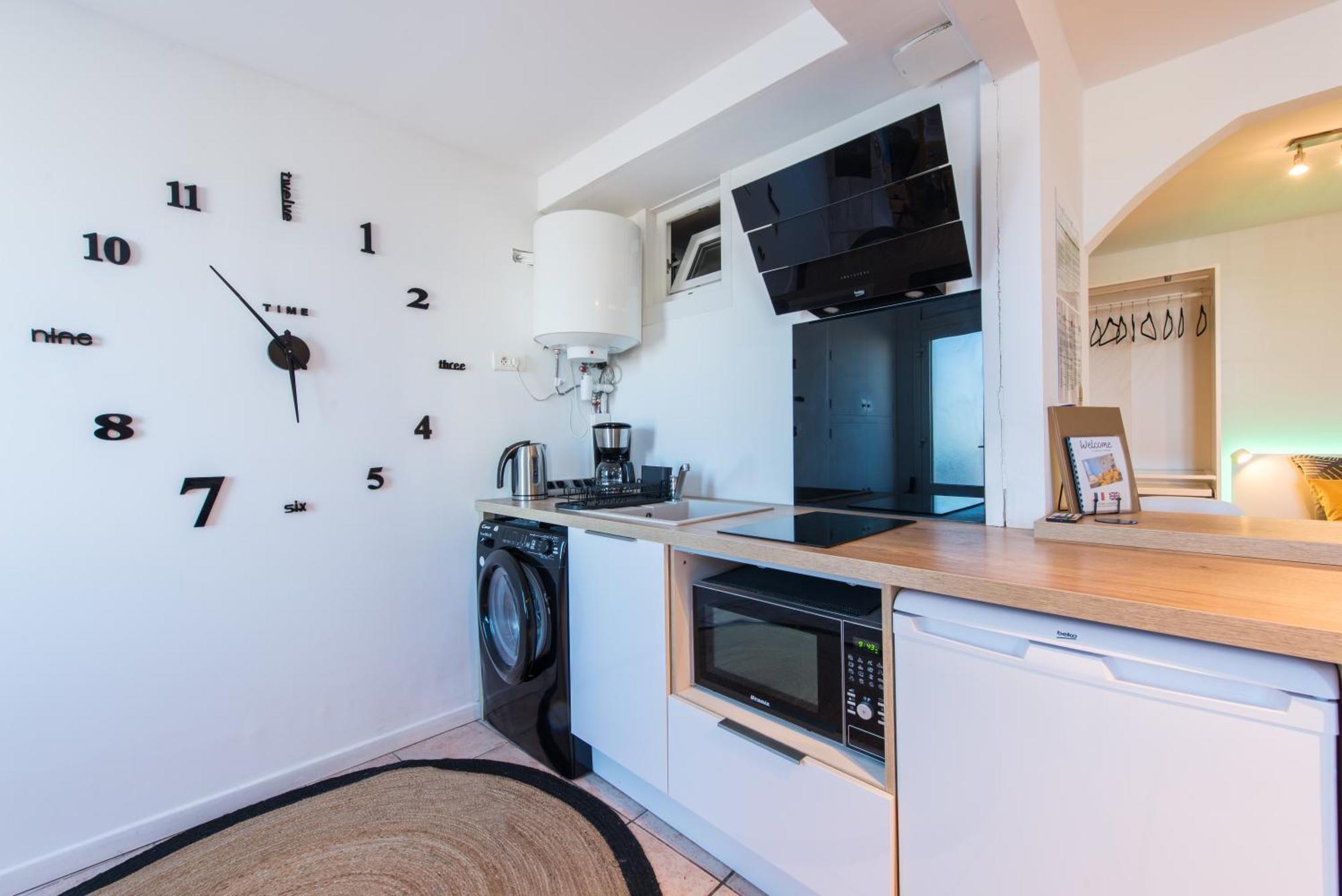 Beautiful Renovated Studio With View- Old Йер Экстерьер фото