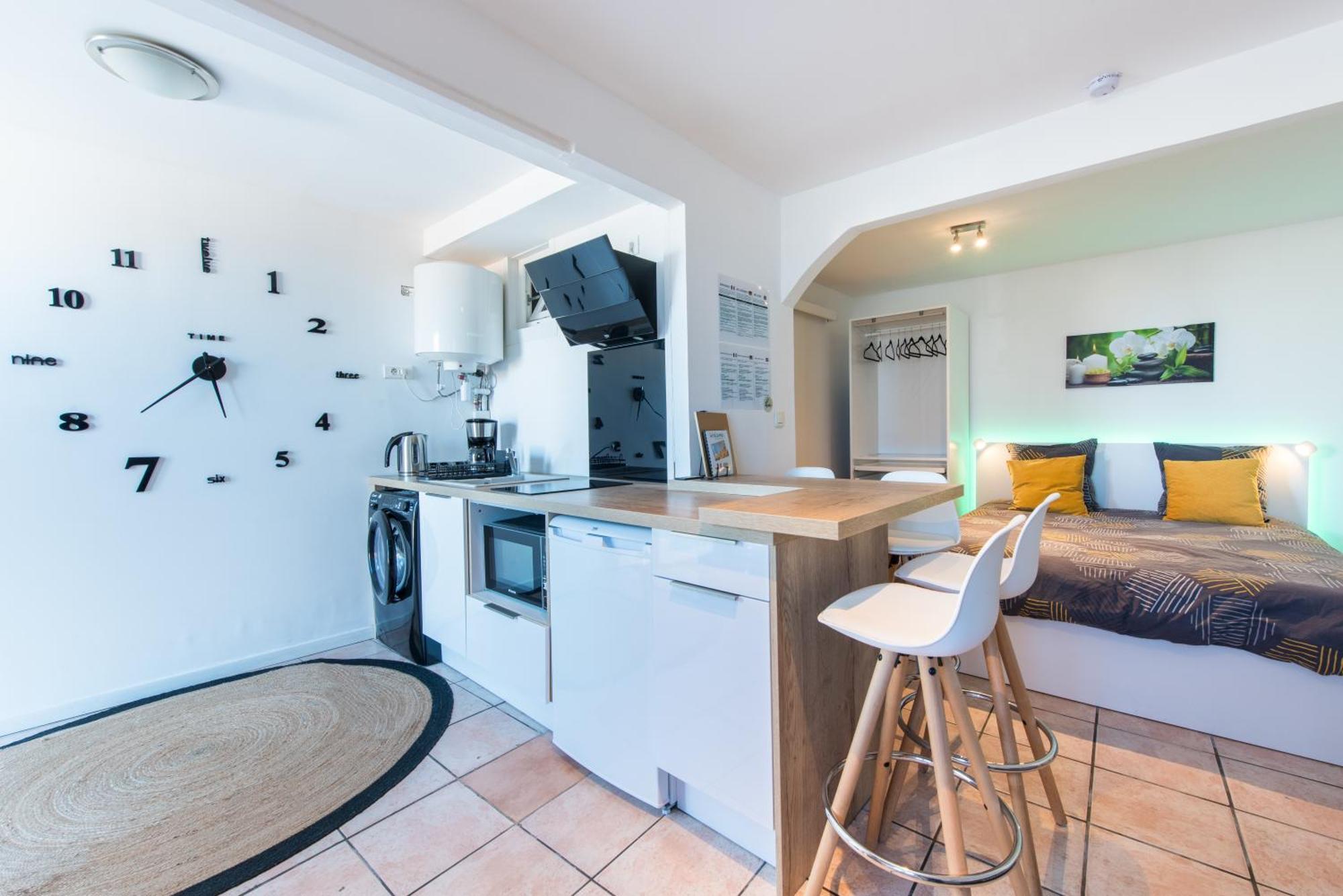 Beautiful Renovated Studio With View- Old Йер Экстерьер фото